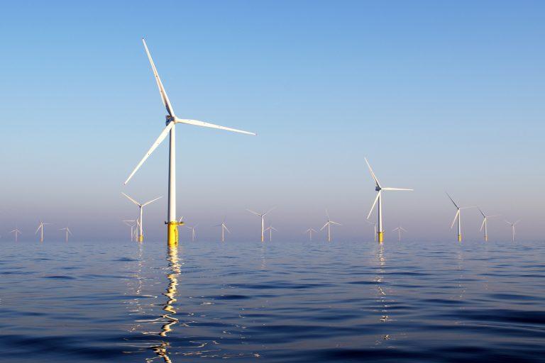 Ilustração de uma plataforma de energia eólica no mar