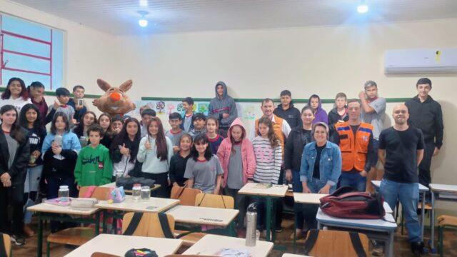 Atividades da Defesa Civil de Santa Catarina com alunos