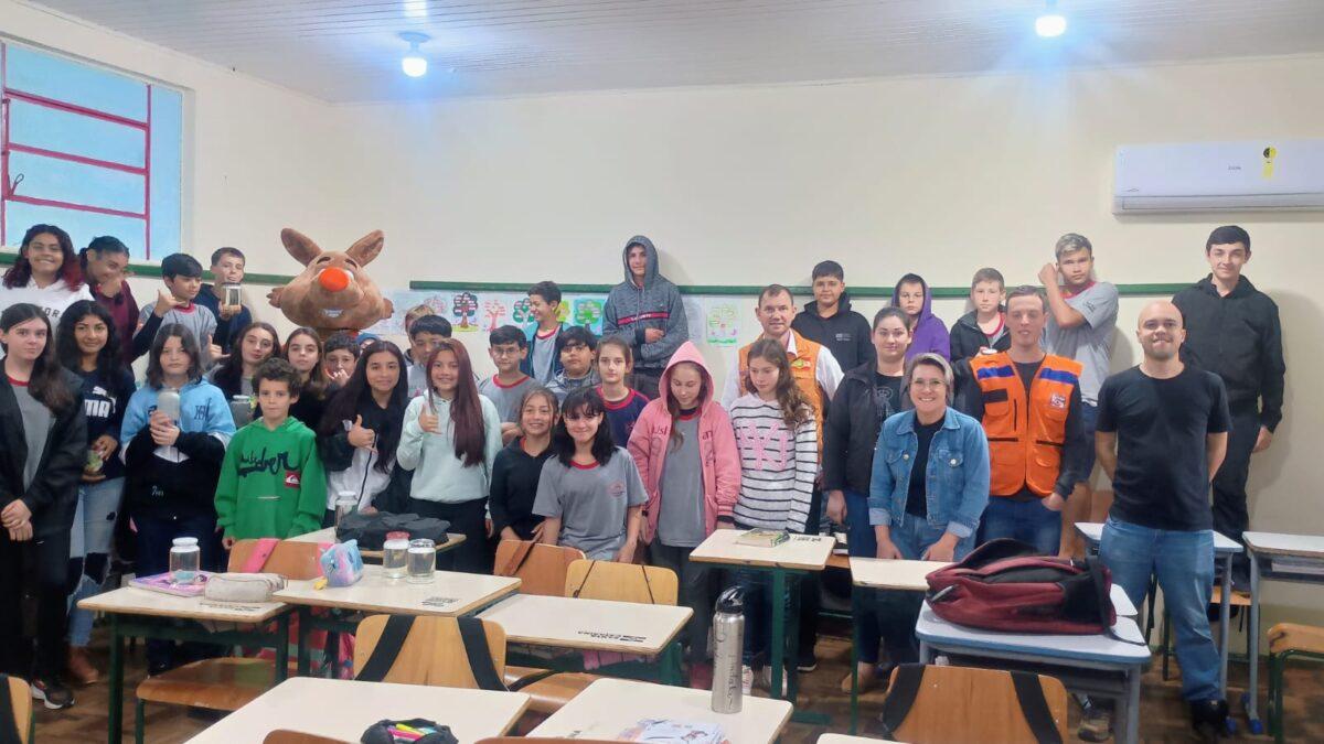 Atividades da Defesa Civil de Santa Catarina com alunos