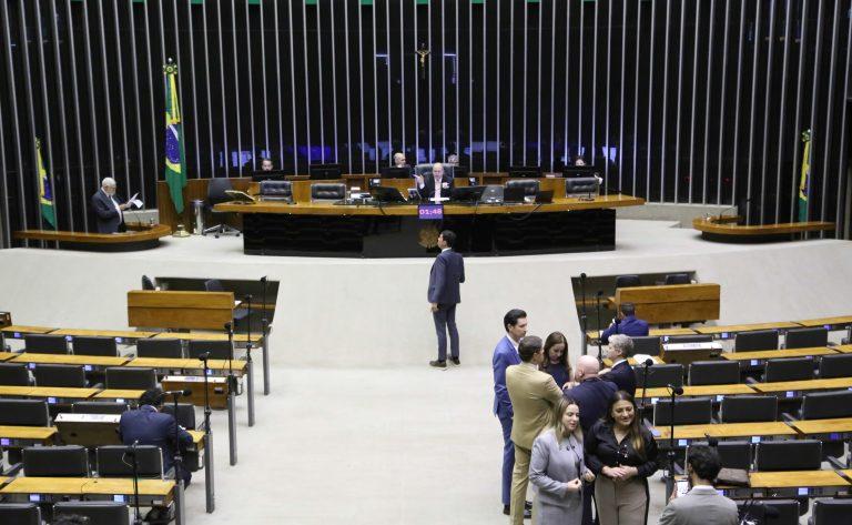 Imagem representativa do deputado Gustavo Gayer durante sessão na Câmara dos Deputados