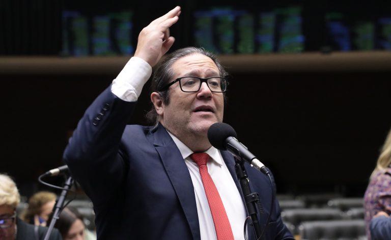 Imagem do deputado Tarcísio Motta em entrevista sobre valorização dos professores