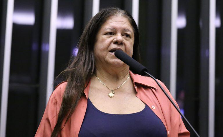 Equipamentos urbanos sendo conservados em área pública