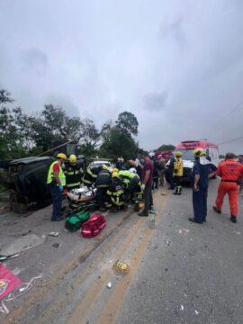 Equipe do Arcanjo-01 atendendo vítimas de acidente em Ilhota