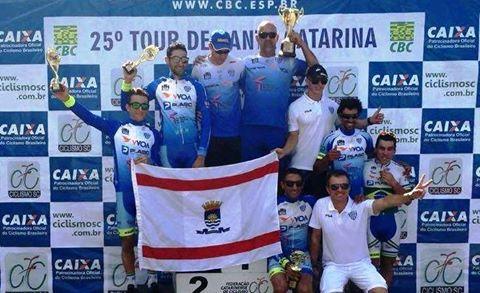 Atletas de ciclismo do Avaí F.C. em competição