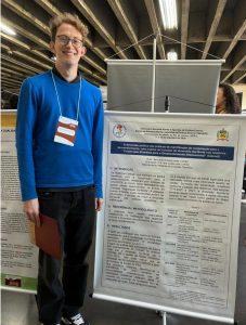 Estudante apresentando pesquisa sobre cooperação Sul-Norte
