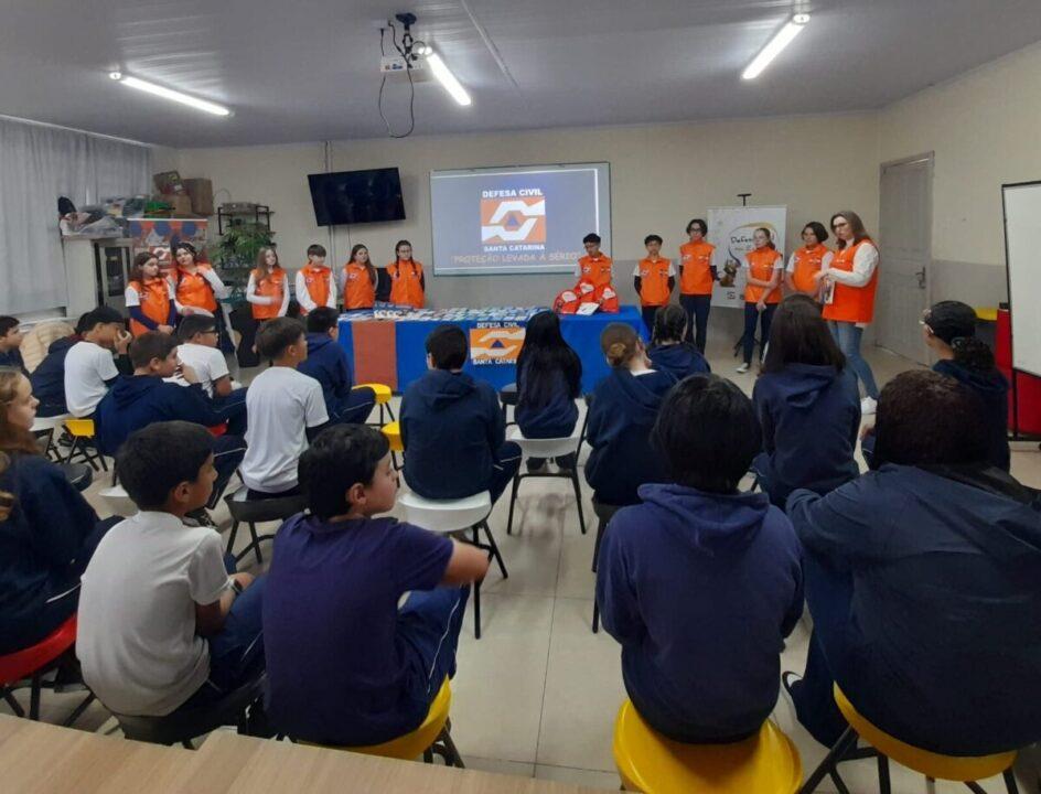 Alunos da Escola Santa Terezinha em apresentação sobre eventos climáticos extremos