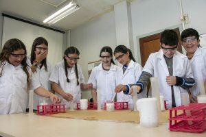 Estudantes participando de experimentos na UFSC