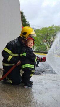 Crianças interagem com equipamentos do Corpo de Bombeiros