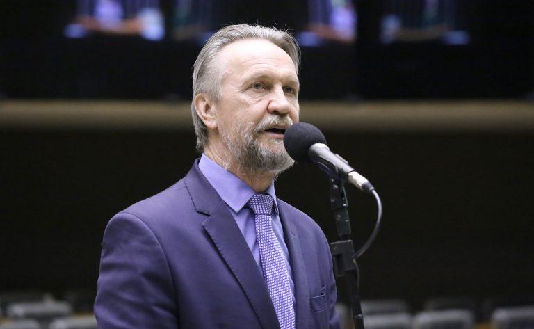 Pais acompanhando crianças com transtornos do neurodesenvolvimento