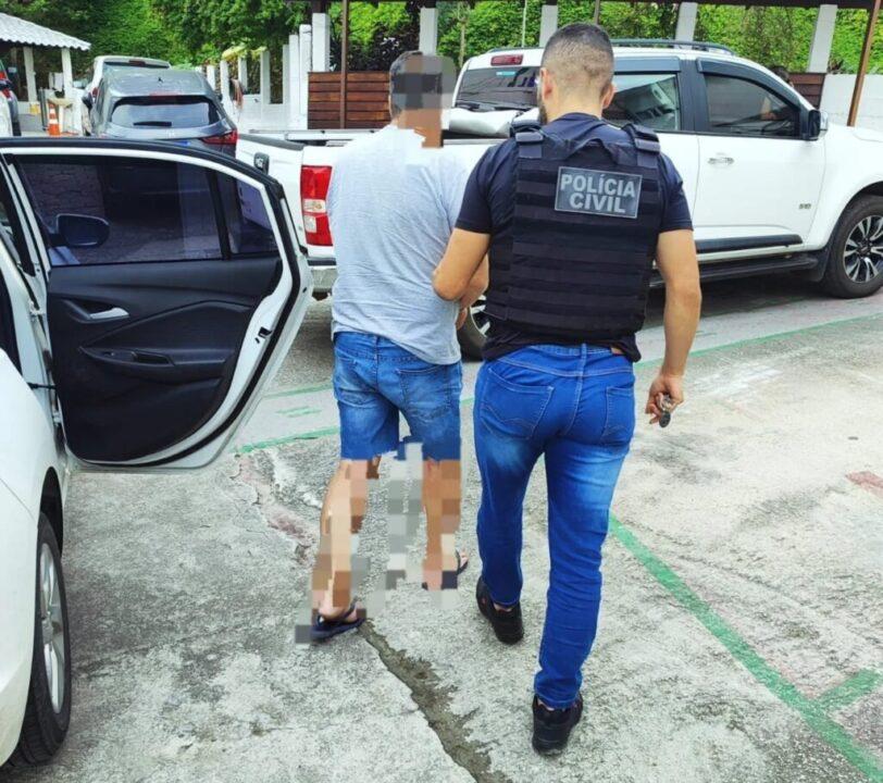 Foragidos condenados por estupro sendo presos pela Polícia Civil de Santa Catarina