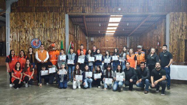 Alunos em Formatura do Programa Defesa Civil na Escola em Jaborá
