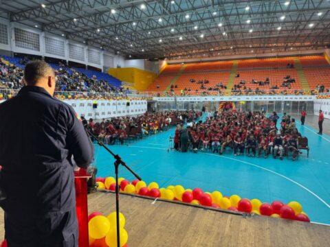Crianças celebrando formatura do Programa Bombeiro Mirim