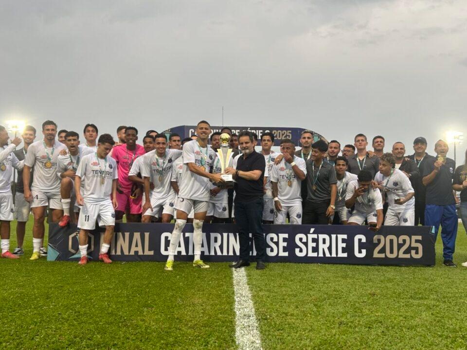Troféu do Guarani na conquista do Catarinense Série C