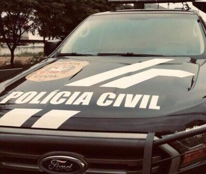 Homem realizando manobras perigosas em frente à escola