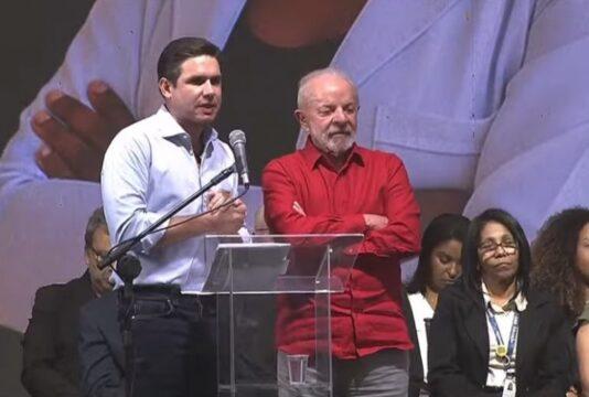 Presidente Hugo Motta em evento sobre educação