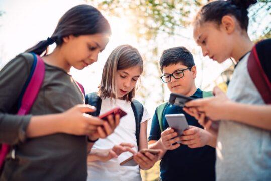 Crianças utilizando redes sociais