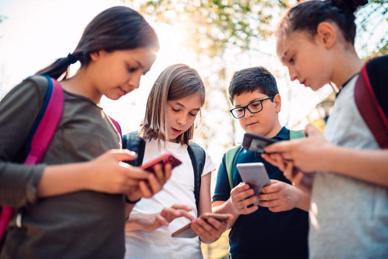 Crianças utilizando redes sociais