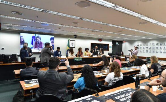 Ilustração representativa dos impactos da exploração de petróleo na região amazônica