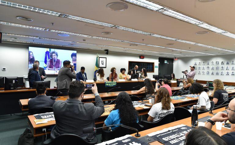 Ilustração representativa dos impactos da exploração de petróleo na região amazônica