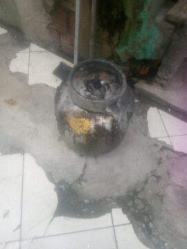 Bombeiros controlando incêndio em residência