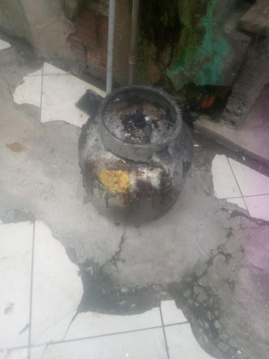 Bombeiros controlando incêndio em residência