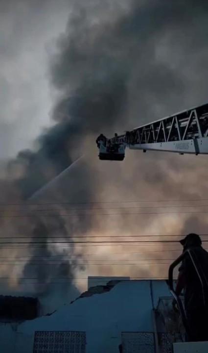 Equipes do Corpo de Bombeiros Militar de Santa Catarina atuando no combate a incêndio