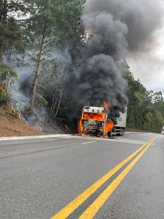 Bombeiros controlando incêndio em caminhão