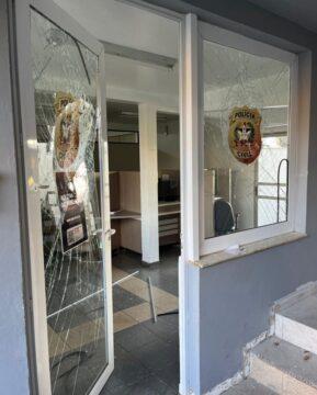 Jovem sendo preso em flagrante pelos danos à Delegacia de Xanxerê