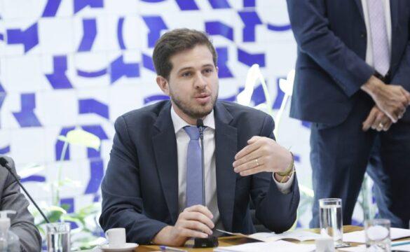 Ilustração de um pai com um bebê nos braços