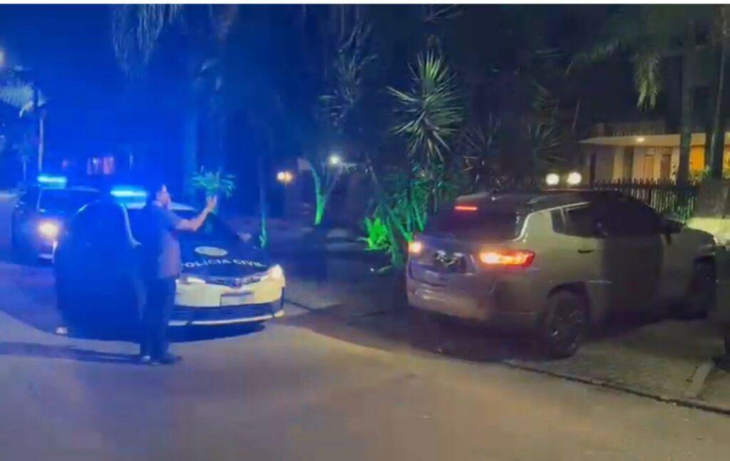 Mansão de luxo na Barra da Tijuca durante operação policial