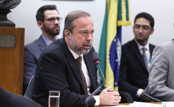 Ministro de Minas e Energia Alexandre Silveira discutindo políticas energéticas