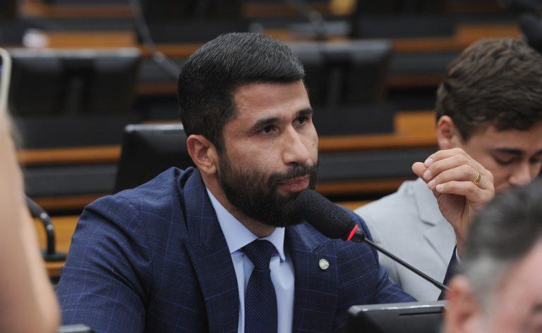 Monitor de ressocialização prisional portando arma de fogo