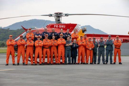 Aeronave do Batalhão de Operações Aéreas sobrevoando Blumenau