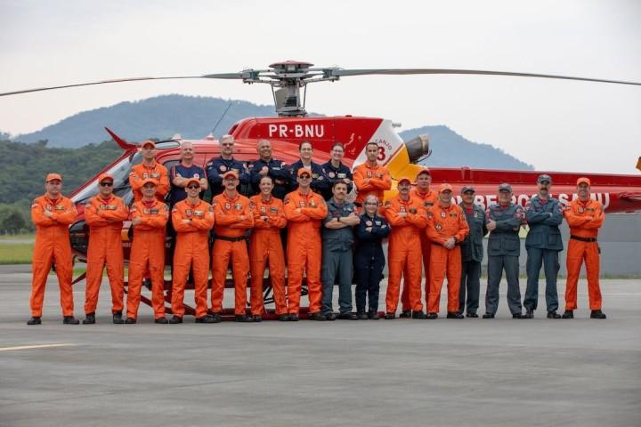 Aeronave do Batalhão de Operações Aéreas sobrevoando Blumenau