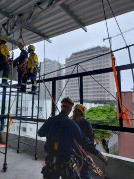 Equipe de bombeiros em ação de resgate