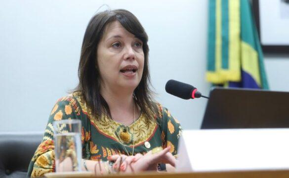 Foto de crianças usando dispositivos digitais