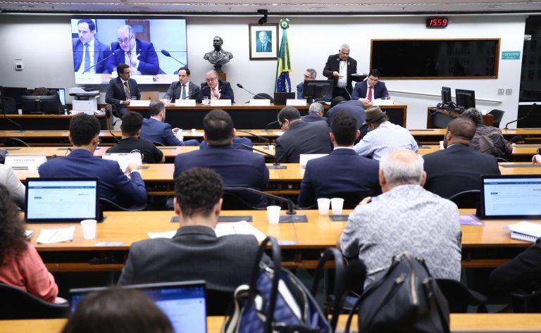 Modelos de negócio e regulamentação no setor de transporte