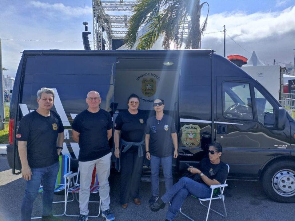 Delegacia móvel garantindo segurança na Marcha para Jesus em Florianópolis