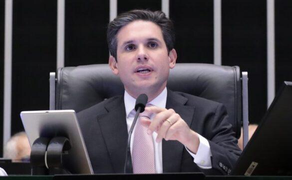 Presidente da Câmara Hugo Motta e projeto de isenção do Imposto de Renda