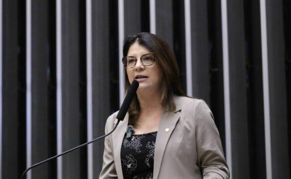 Imagem da deputada Carla Dickson em campanha de prevenção ao câncer de mama