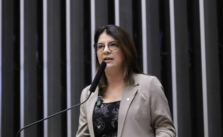 Imagem da deputada Carla Dickson em campanha de prevenção ao câncer de mama