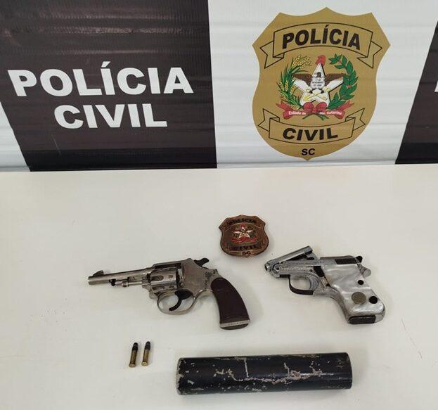 Homem sendo preso em operação policial