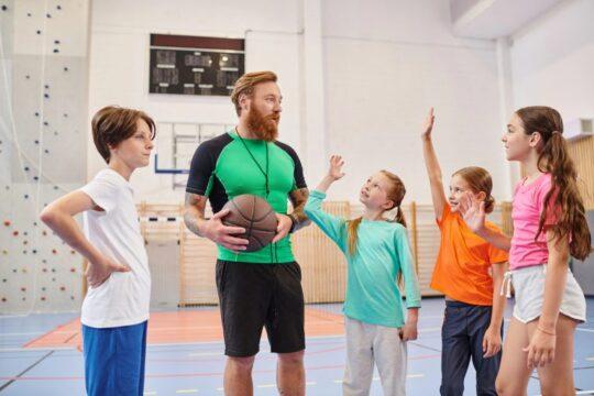 Imagem de professores de Educação Física em debate