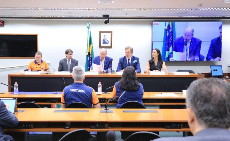 Profissionais reivindicam melhores condições de trabalho e aposentadoria especial