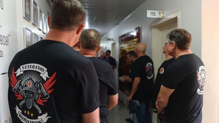 Militares inativos sendo acolhidos pelo projeto 'Conexão Bombeiro'