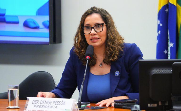 Mulheres debatendo sobre representação feminina na política