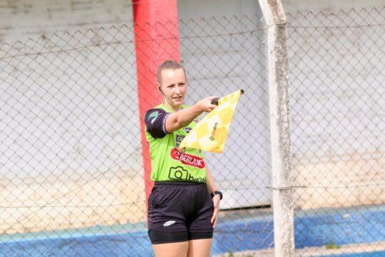 Sandy Beatriz Konrad arbitrando jogo de futebol