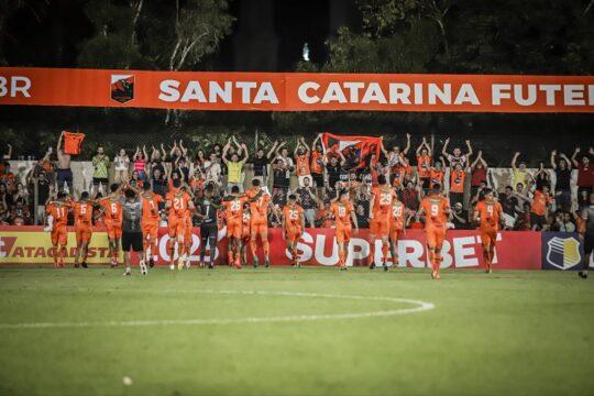 Time de futebol comemorando a vitória