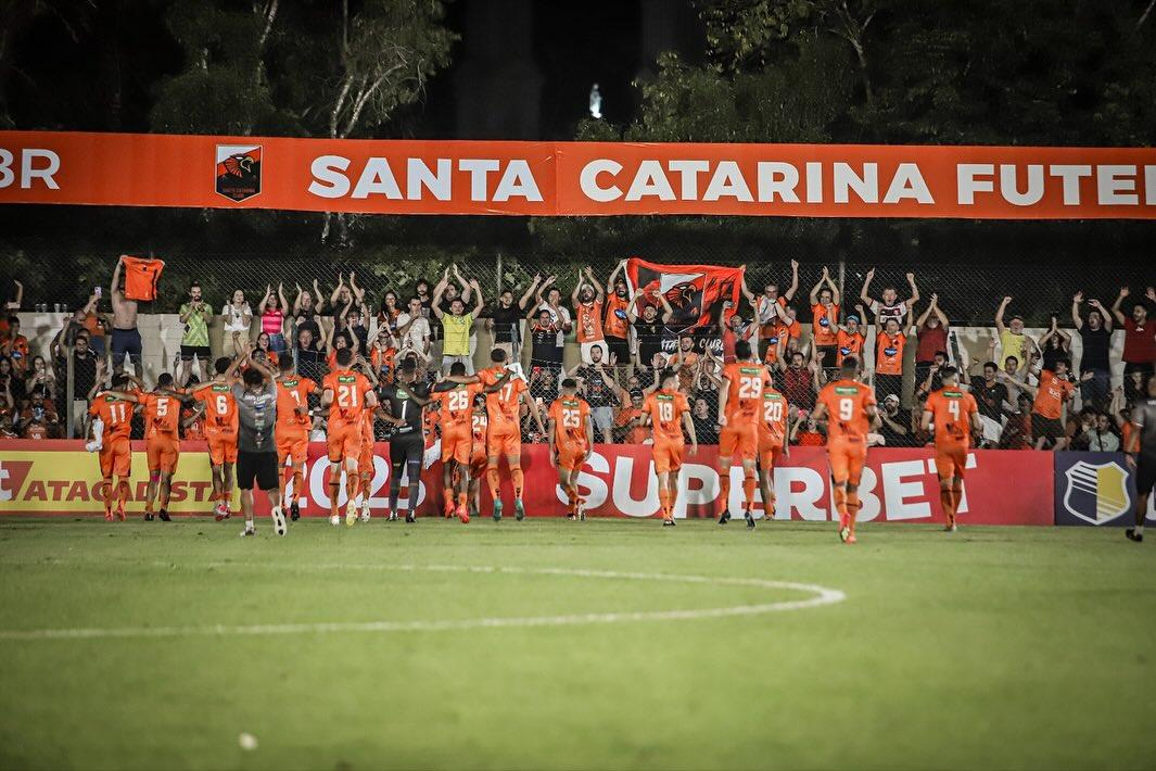 Time de futebol comemorando a vitória