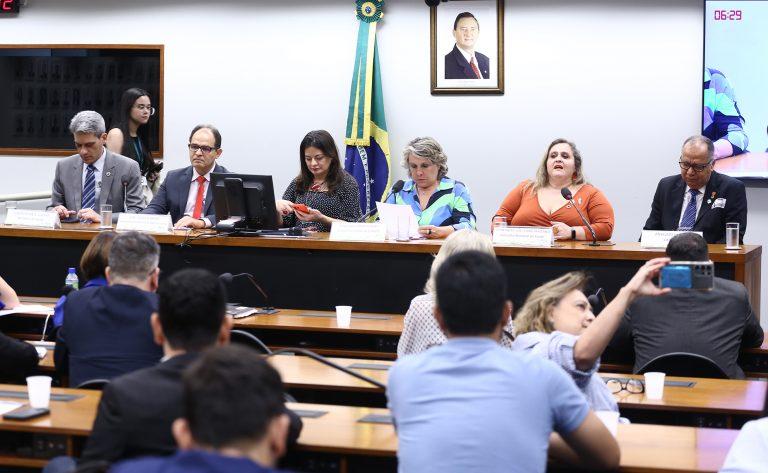 Profissional realizando atendimento odontológico
